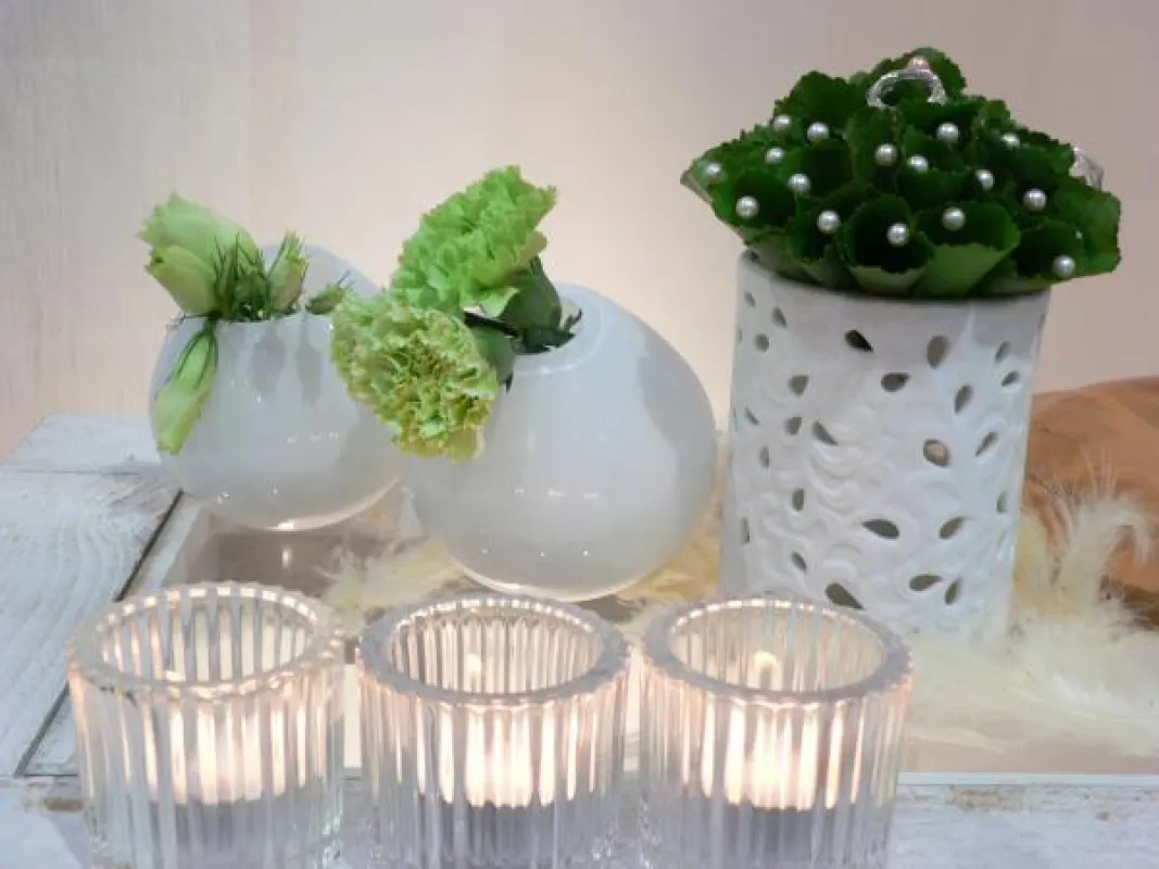 Teelichte erzeugen ein romantisches Licht und ergänzen die Dekoration perfekt. Foto: Gütegemeinschaft Kerzen