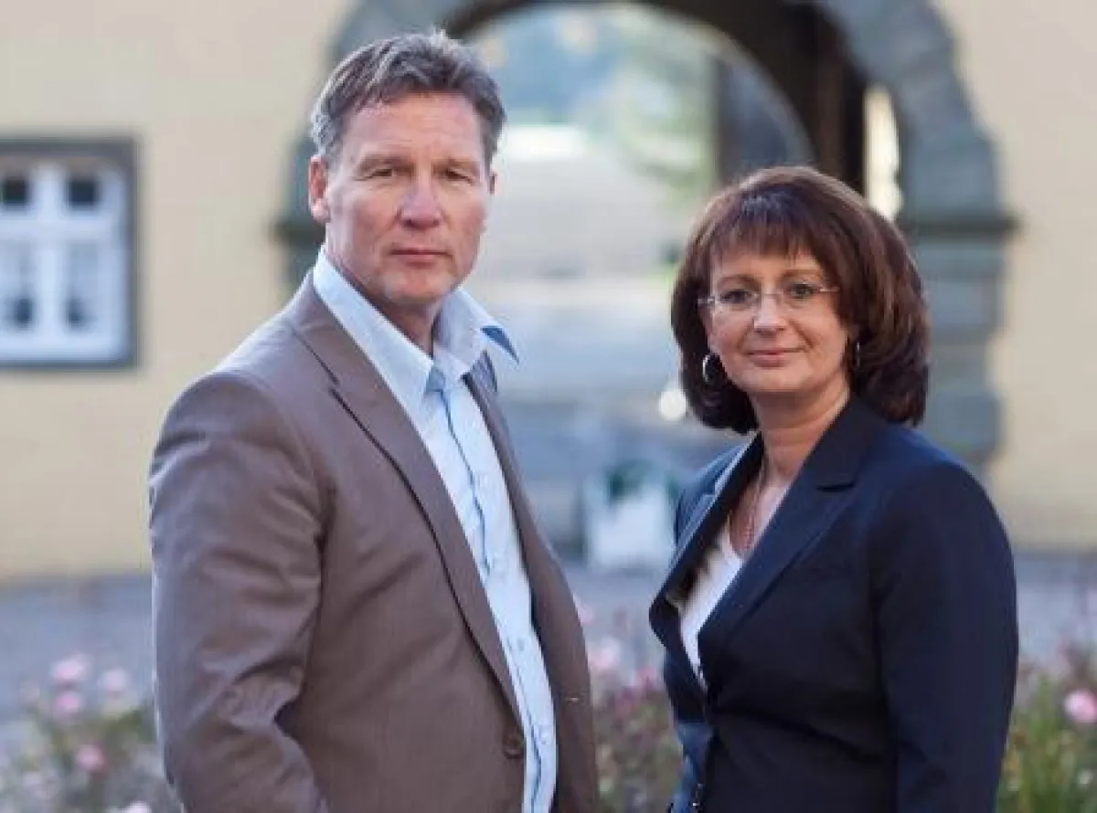 Jürgen Urban und Heike Eltze wisssen, wie man mit der Imprägnierung von kalkhaltigen Steinböden dem Schmutz vorbeugt.