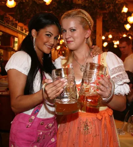 Bild: Stuttgarter bleiben (Niedrig) Bierpreisweltmeister. Wasenwirte halten beim 164. Cannstatter Volksfest 2009 Maß