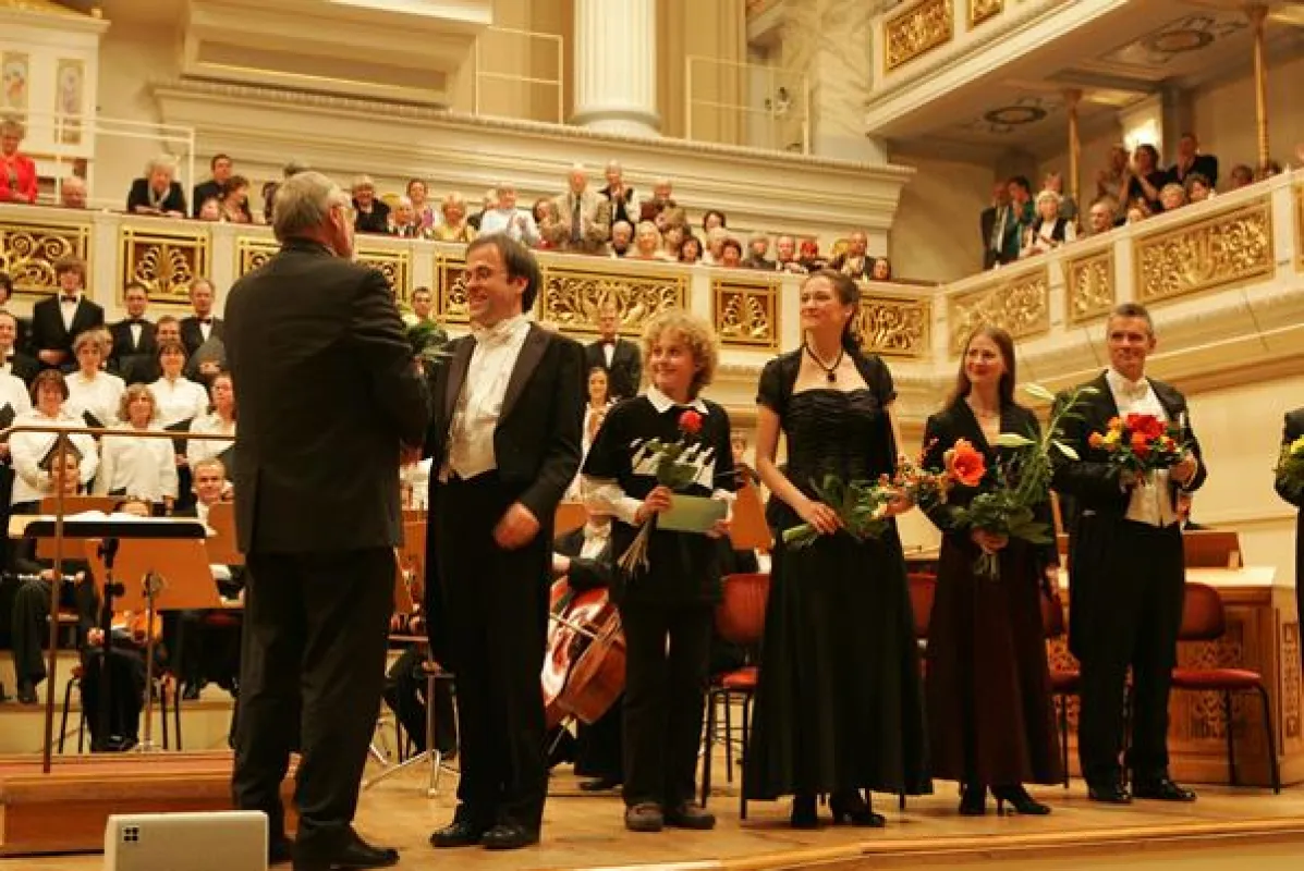 Anne Breitschneider, Chih-Yin Huang und Orchester 