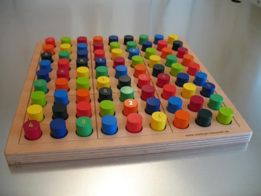 SUDOKU color. Das Sudoku-Brettspiel für Farbfreunde und Designliebhaber von intellego holzspiele.