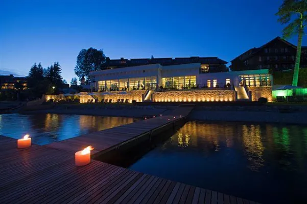 Bild: Die Badewelt des Treschers Schwarzwald Romantikhotel glänzt ab 15. Juli 2010 mit exklusivem Panoramahallenbad.