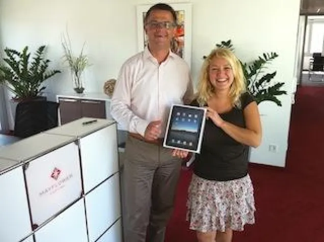 Bild: Mayflower Capital Südbaden übergibt Apple iPad an glückliche Gewinnerin