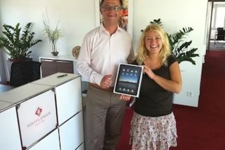 Bild: Mayflower Capital Südbaden übergibt Apple iPad an glückliche Gewinnerin