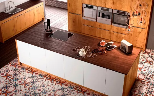 Bild: Komfortküchen von New Country bis ultramodern - Oster Massivholzküchen auf der LivingKitchen 2017