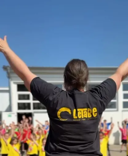 Bild: 450 Kinder tanzen zur WM – eine Schule aus Elmshorn setzt ein Zeichen