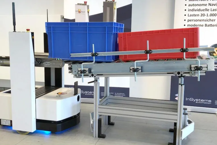 Kollege-Roboter erledigt den Waren-Transport Bild: Kollege-Roboter erledigt den Waren-Transport
