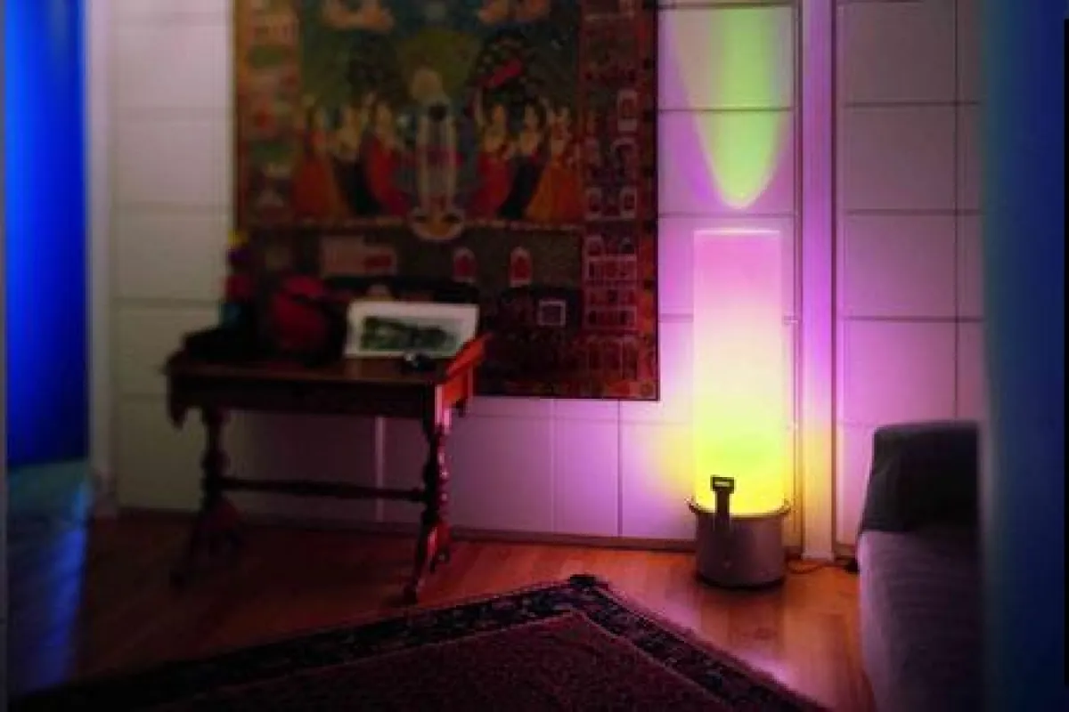 Farbiges Licht für jede Stimmung bieten LEDs. Der Farbwechsel – und damit die Dynamik – werden automatisch gesteuert, Farbeinstellungen per Hand sind möglich. (Foto: licht.de)