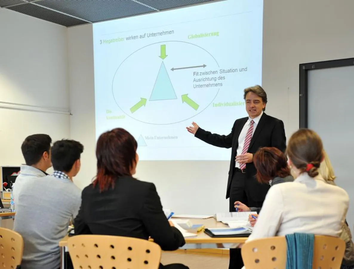 Prof. Dr. Thomas Mühlencoert in einer Vorlesung am RheinAhrCampus (Foto: Hochschule Koblenz, RheinAhrCampus, )