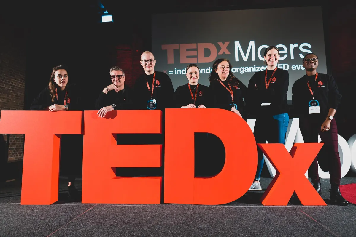 Das Team von TEDxMoers nach dem Event: Davina, Roland, Noel, Kim, Susanne, Lena, Kate