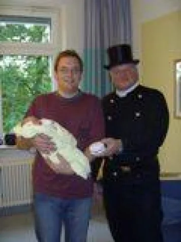 Schornsteinfeger beschenkt Neugeborene Bild: Schornsteinfeger beschenkt Neugeborene