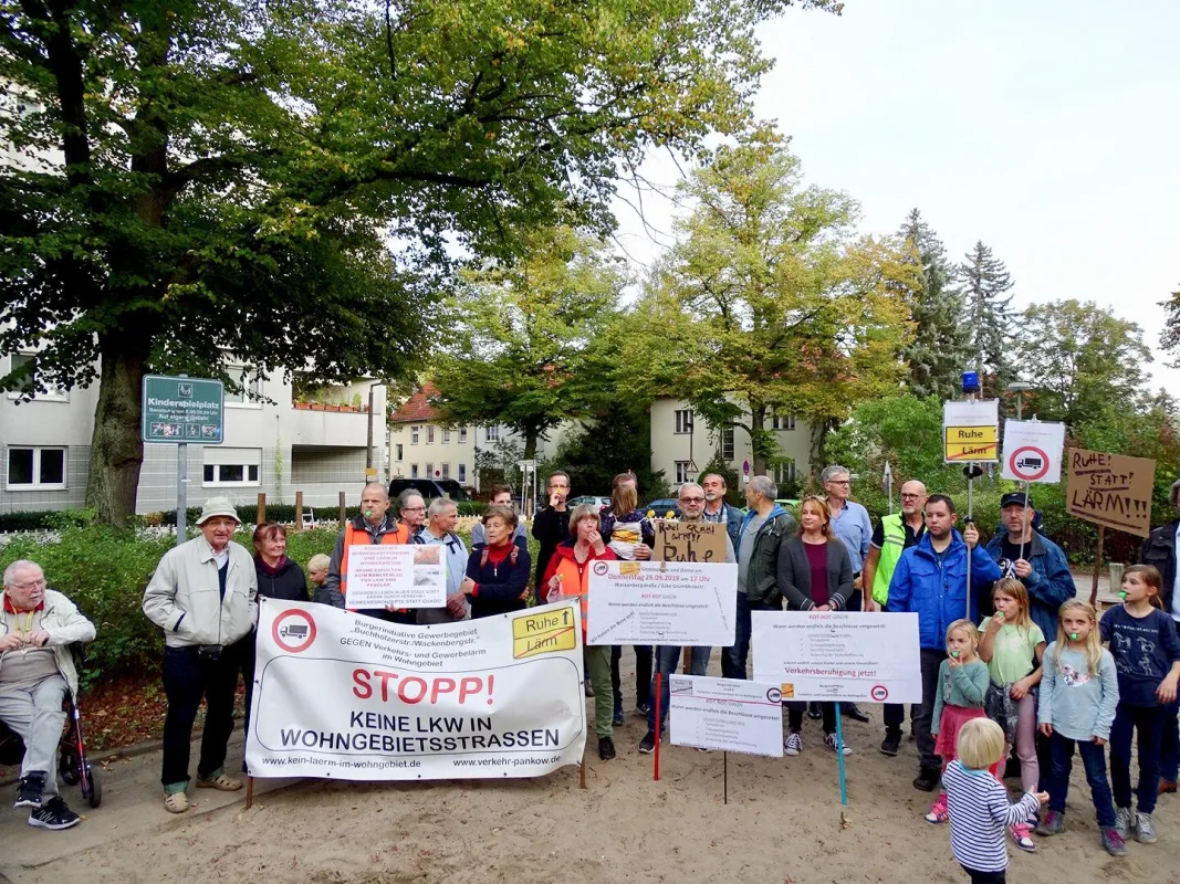 Anwohnerprotest gegen Lärmbelastung durch LKW-Verkehr im Wohngebiet