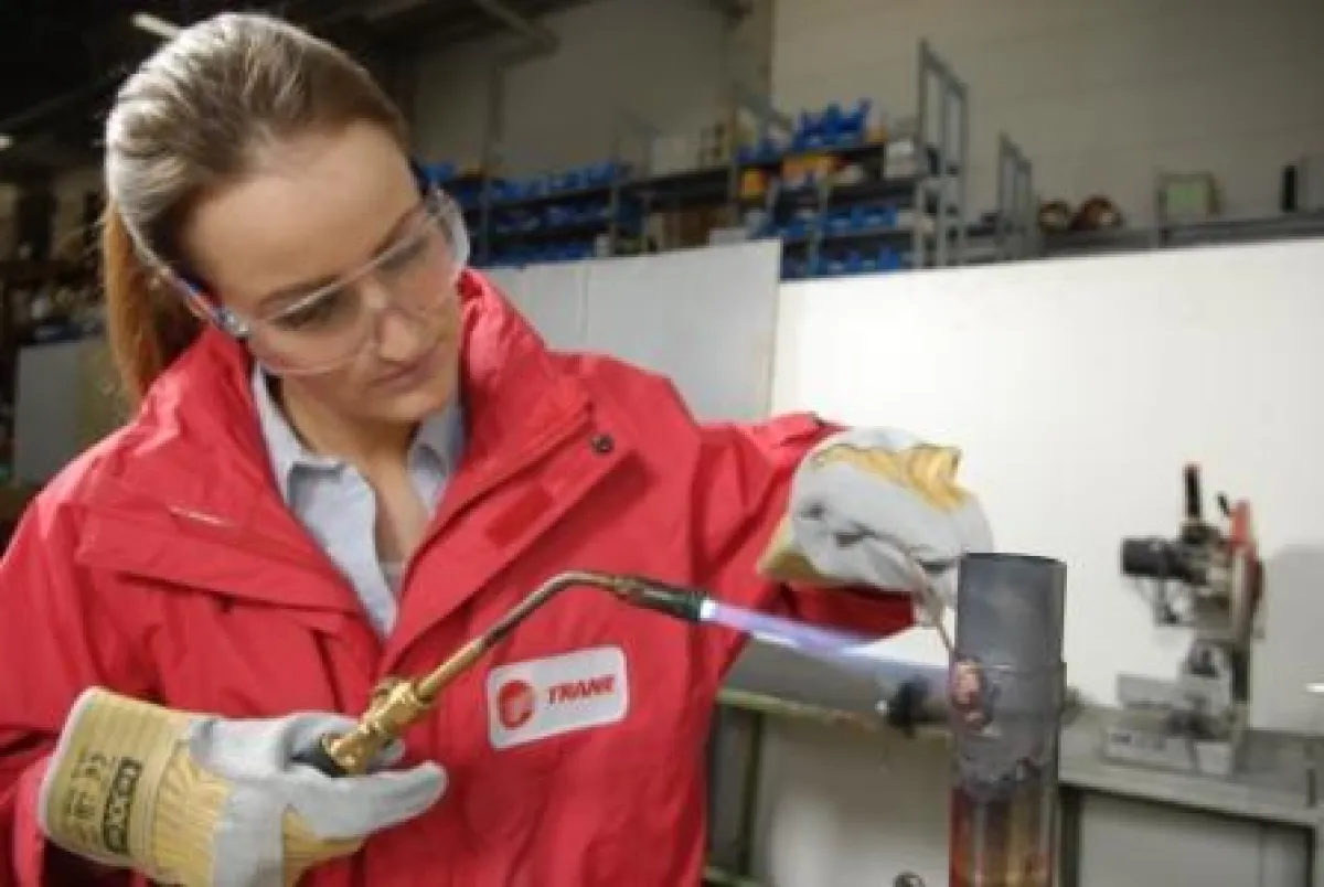 Junge Frau beim Schweissen