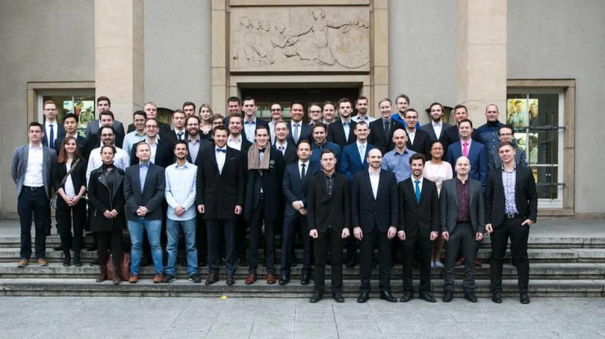 Absolventen vor der HfTL (HfTL, Büttner)