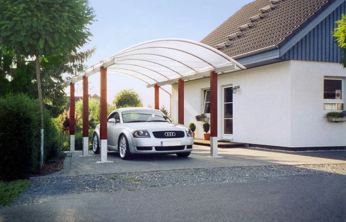 Carports müssen nicht einfallslos aussehen. Mittlerweile nehmen sich Designer den Unterständen an. Foto: Schmiddem/Loom Living