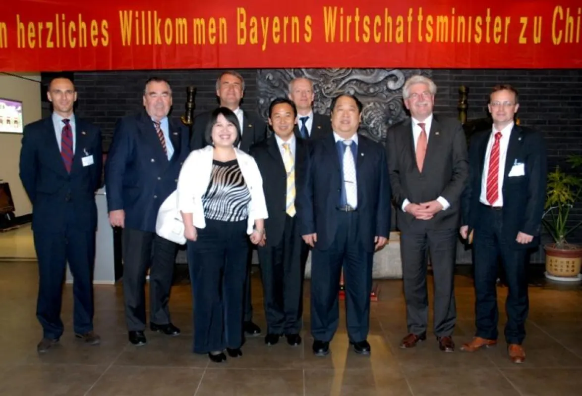 Gruppenbild bayrische Delegation mit Minister Zeil sowie Frau Lei Shi und Herr Yingjian Shi