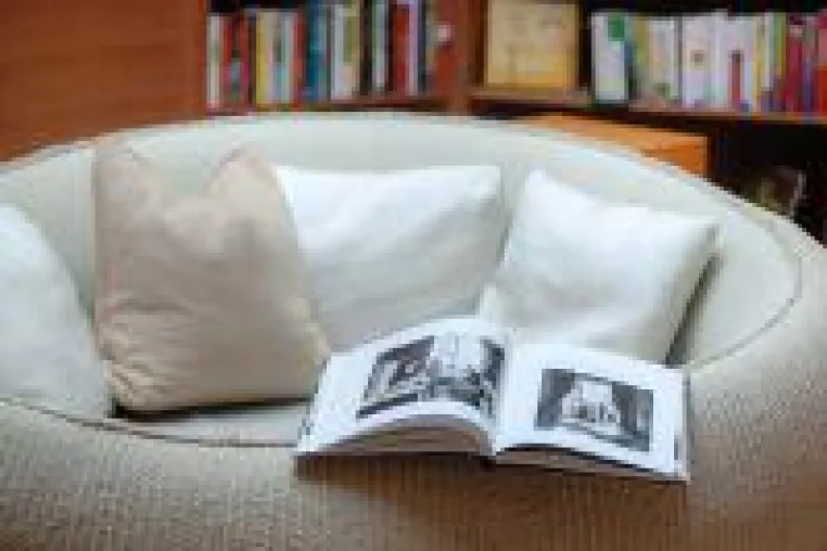 Bild: Lieber barfuß als ohne Buch - Lesen und Reisen im Tiroler Thierseetal