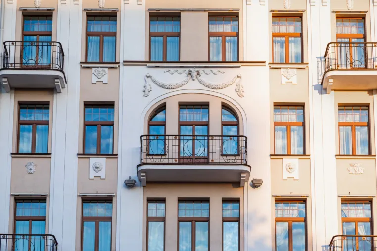 Bild: Fenster im Altbau erneuern: Was bei Denkmalschutz, Optik und Förderung 2026 gilt – NRGHAUS informiert