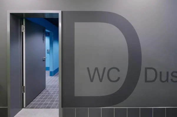 Bild: Stahl rostet und Holz modert - Türzargen aus Aluminium sind in Nassbereichen beständig