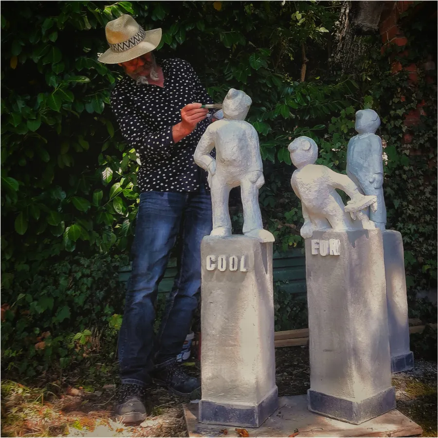 Vanderkurth mit Statuen seiner Serie „Denkmäler“