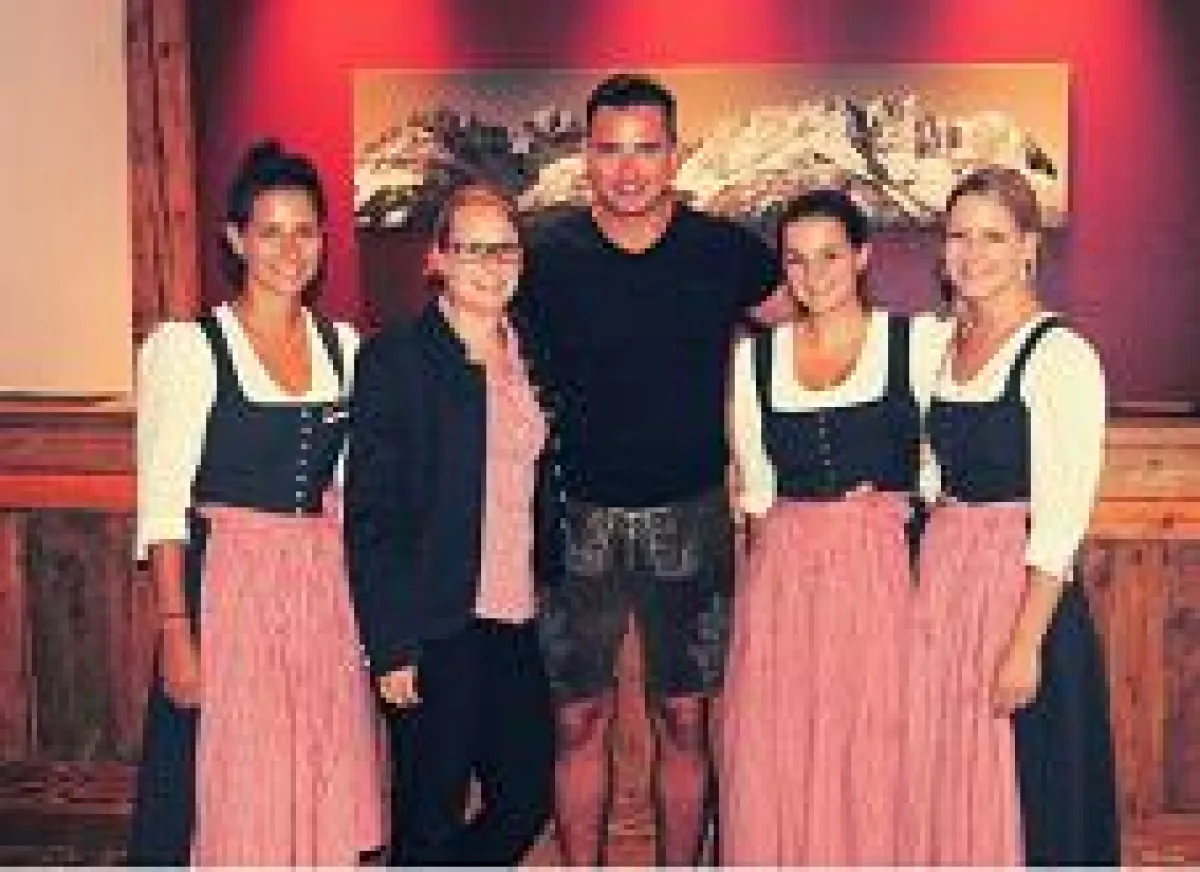 Andreas Gabalier mit Personal des Hotel Kitzhof © Hotel Kitzhof