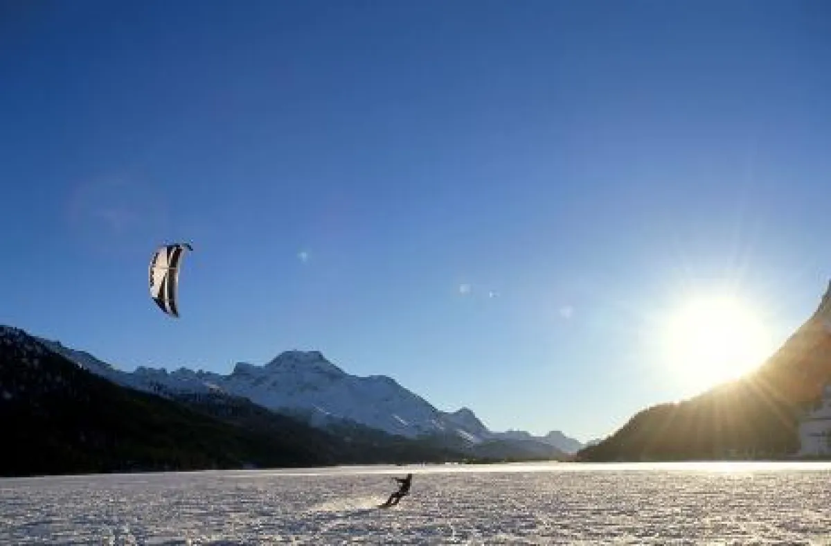 Snowkiten beim Kulm Hotel St. Moritz, © swiss-image.ch/Robert Boesch