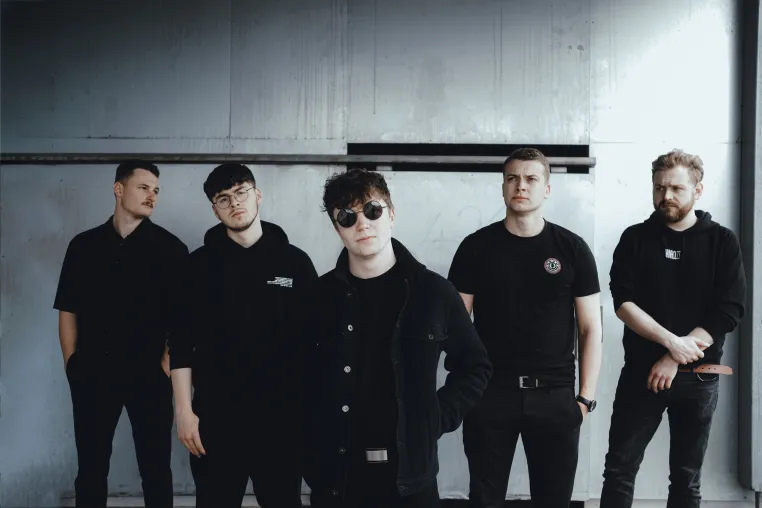 Bild: Band 5Raumfenster mit neuer Single Leichter 