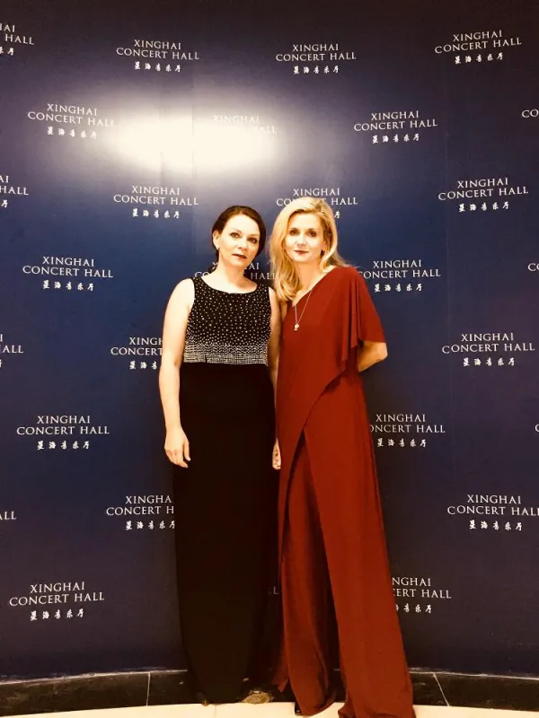 Anna und Ines Walachowski in Joseph Ribkoff