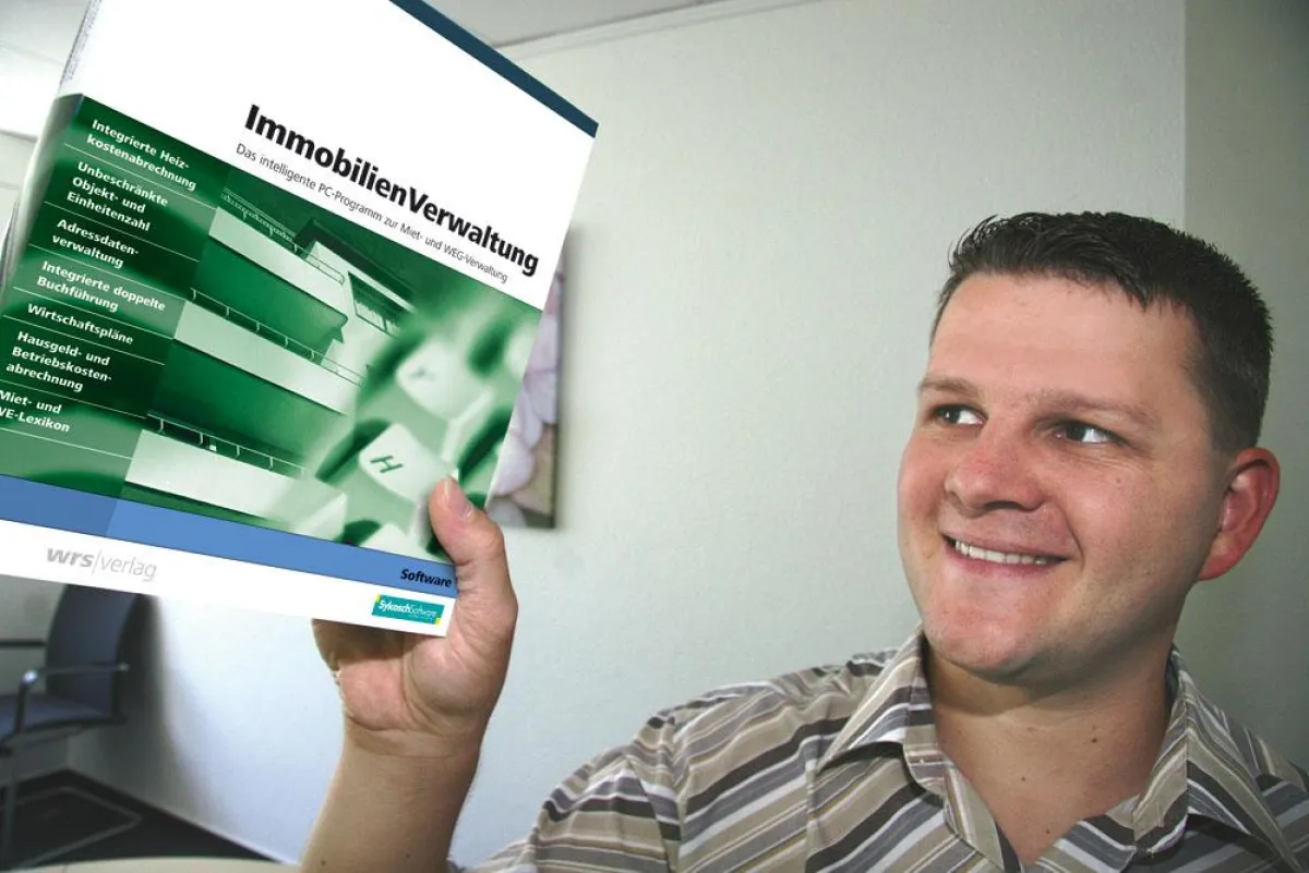 Liegt nicht nur gut in der Hand: Sykosch-Produktmanager Sven Stühmeier präsentiert die neueste Sykosch ImmobilienVerwaltung.