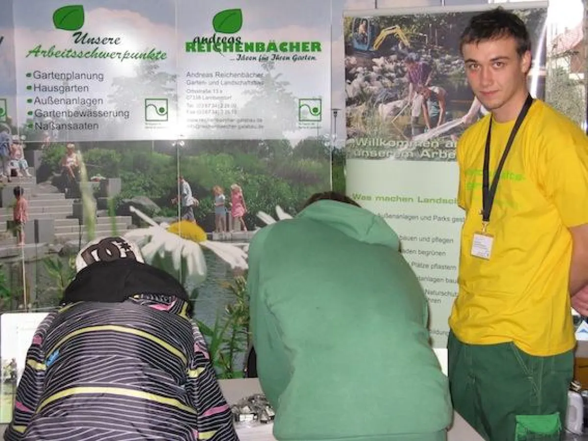 Azubi Andreas Dietrich am Stand des Fachverbands Garten-, Landschafts- und Sportplatzbau Hessen-Thüringen e.V. (FGL). (Foto: S. Ra
