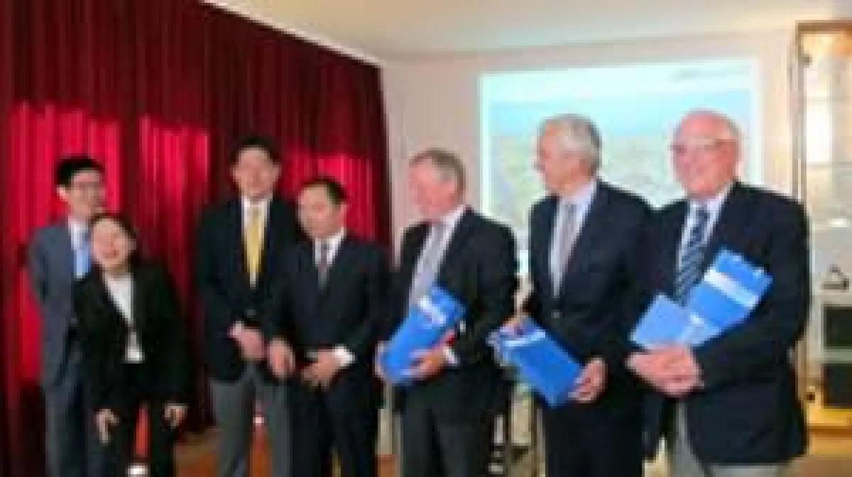 vlnr: Frau Zhang, Bai Zhiyong, Wang Rufang, Dr.Neumann, WISTA ChefHardy Schmitz, RA Eberhard Trempel