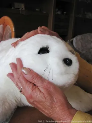 Bild: Ungewöhnliche tierische Unterstützung der Therapeuten im AWO Seniorenheim Wildau