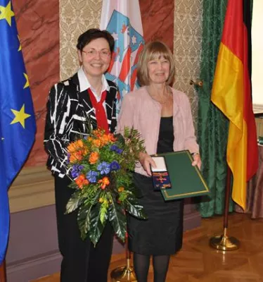 Bild: Hohe Auszeichnung für ehemalige Chefärztin – Dr. Christina Müller erhielt Bundesverdienstkreuz