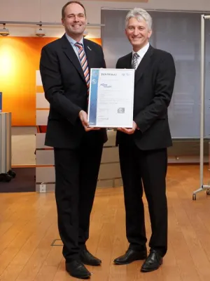 Bild: DQS GmbH vergibt erstmals Fairness-Zertifikat: easyCredit-Ratenkredit erfüllt Kriterien fairer Kreditvergabe