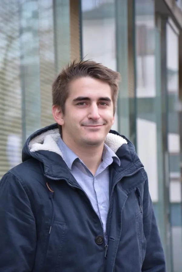 Frederic Weinhold kann dank des Deutschlandstipendiums Zeit in die Freiwillige Feuerwehr investieren. (Frankfurt UAS/Friederike Mannig)