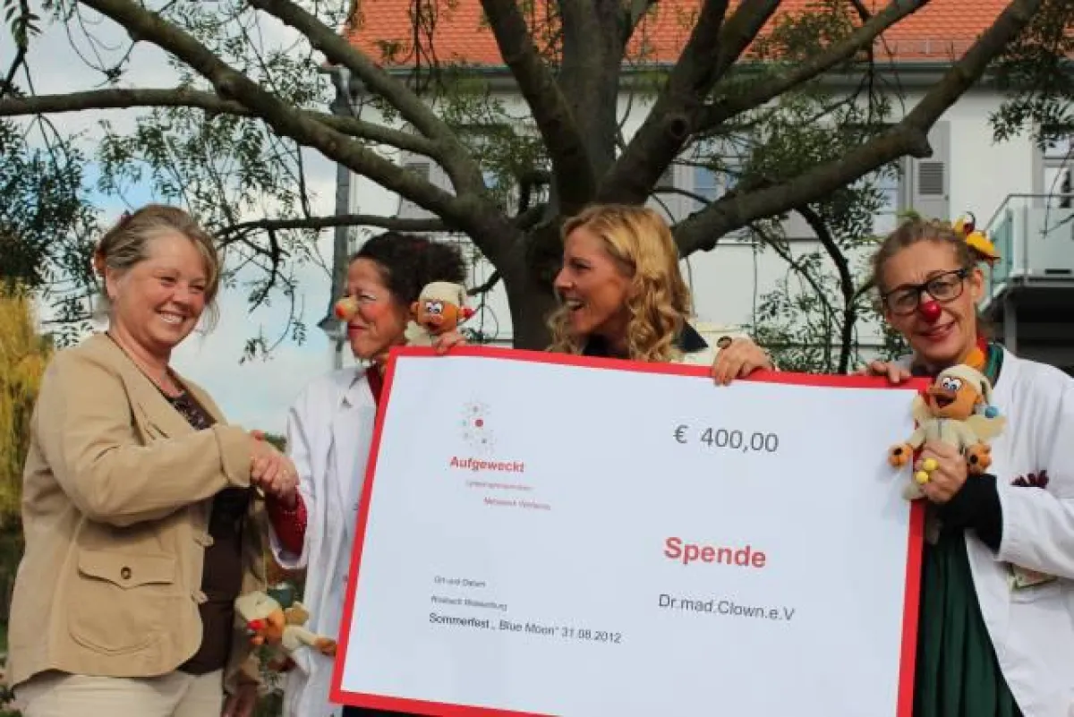 Die Licher Initiative Dr. mad. Clown freut sich über die Spende des Unternehmerinnen-Netzwerkes Wett