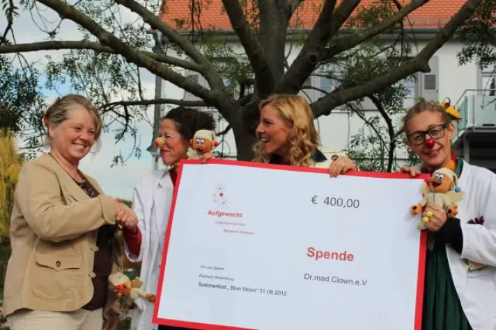 Bild: Unternehmerinnen-Netzwerk Wetterau spendet Klinik-Doktoren Dr. mad. Clown