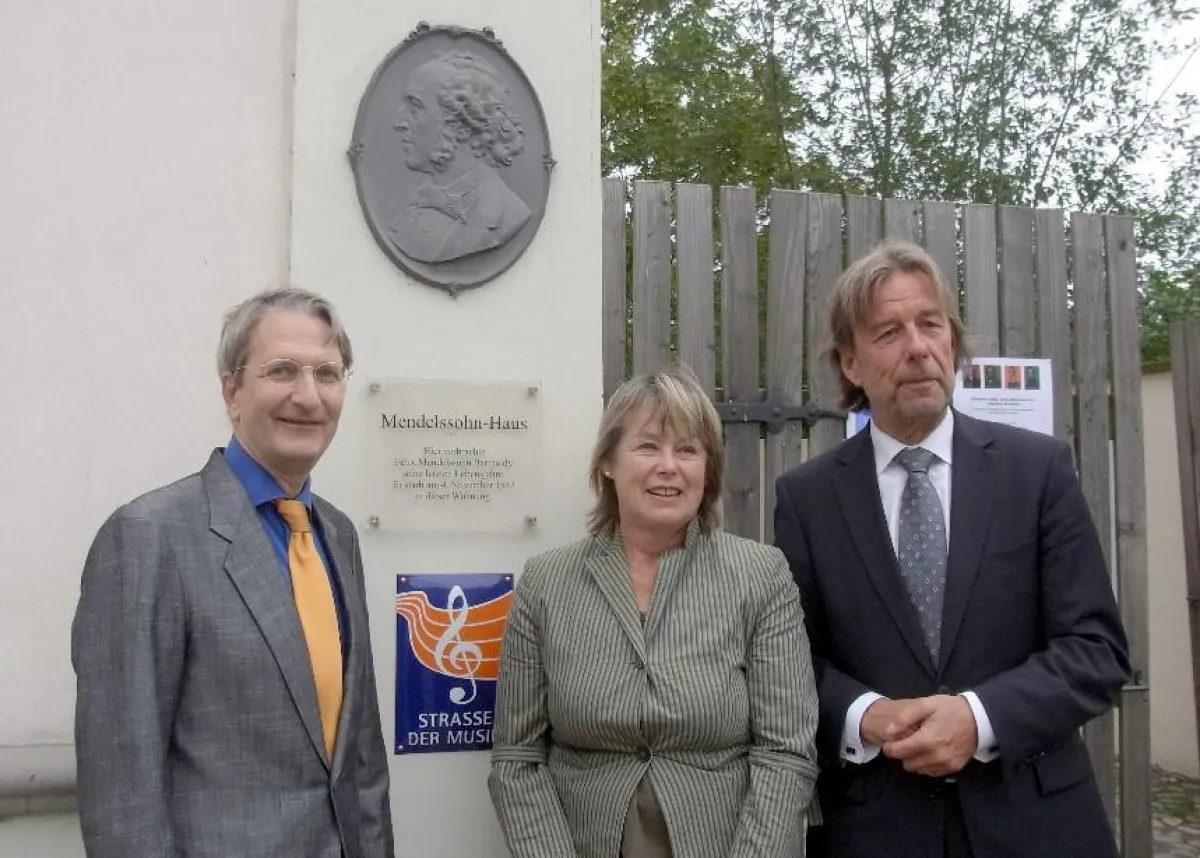 Am Mendelssohn-Haus Leipzig mit Daniel Schad, Dr. Hanna John und Jürgen Ernst