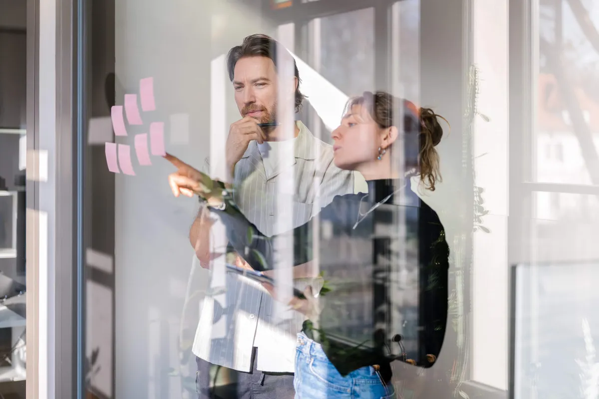 Benjamin Radestock und Luise bei der Projektbesprechung im RAD UND STOCK Studio. Foto: RAD UND STOCK (© © Carsten Beier, carstenbeier.com)