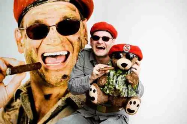 Kasernenton in Berlin oder „Zum Brüllen komisch“: Ausbilder Schmidt Bild: Kasernenton in Berlin oder „Zum Brüllen komisch“: Ausbilder Schmidt