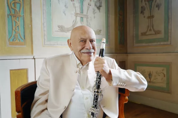 Bild: Happy Birthday, Maestro! Giora Feidman, der legendäre Klarinettist, feiert seinen 88. Geburtstag.