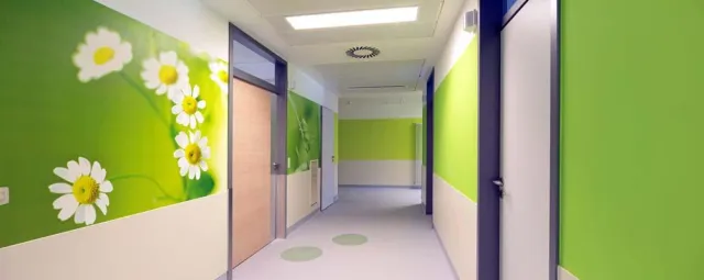 Bild: Schlüsselübergabe an der Familienklinik Detmold am 16. Juli 2011