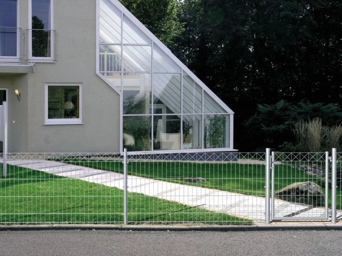 Das neue Nexus-Zaunsystem von GAH-Alberts ist geradlinig, modern, stabil und auf Wunsch in jeder Farbe erhältlich.