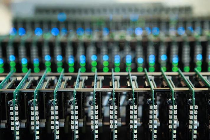 Bild: Prüffeld mit 100 Testaufbauten erfolgreich im Parallelbetrieb getestet – 6.000 Services pro Sekunde