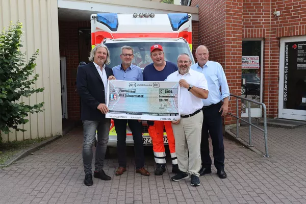 Bild: NH/HH Recyclingverein spendet € 5.000  für die Wasserwacht des DRK-Ortsvereins Schwarzenbek 
