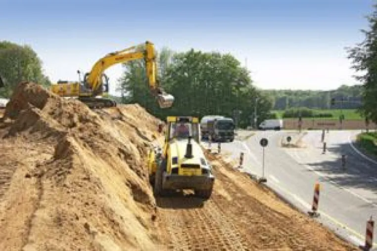 HKL Mietmaschinen beim Umbau des Autobahndreiecks Braunschweig-Südwest Bild: HKL Mietmaschinen beim Umbau des Autobahndreiecks Braunschweig-Südwest