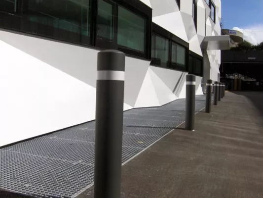 Der Poller mit Sonderbodenhülse als optisch attraktives Stadtmobiliar Bild: Der Poller mit Sonderbodenhülse als optisch attraktives Stadtmobiliar