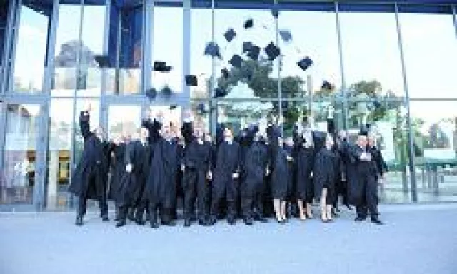 „Wir haben’s geschafft!“ - MBA-Absolventen feierten ihre erfolgreiche Graduierung Bild: „Wir haben’s geschafft!“ - MBA-Absolventen feierten ihre erfolgreiche Graduierung