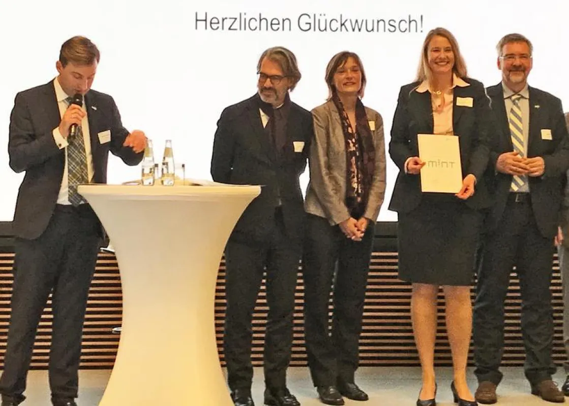 Prof. Dr. Andrea Möller (Zweite von rechts) nach der Verleihung der Urkunde