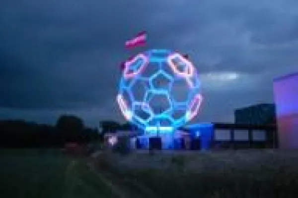 Bild: Public Viewing unter dem EM Ball
